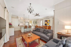 The Family Getaway ~ 3 Bed/2 Bath/1Car ~ Wooloowin